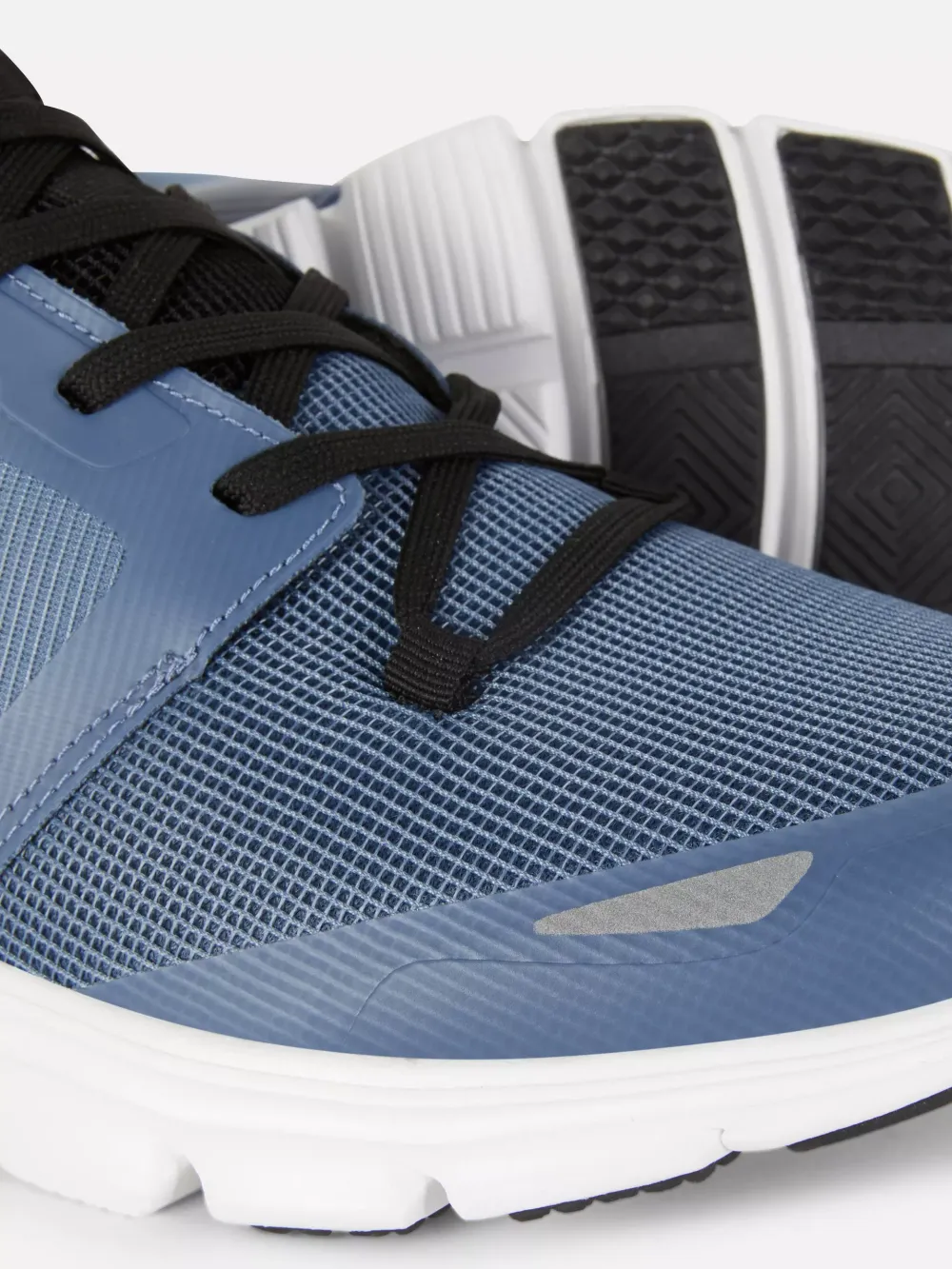 Lightweight And Breathable Mesh Leisure Sports Shoes