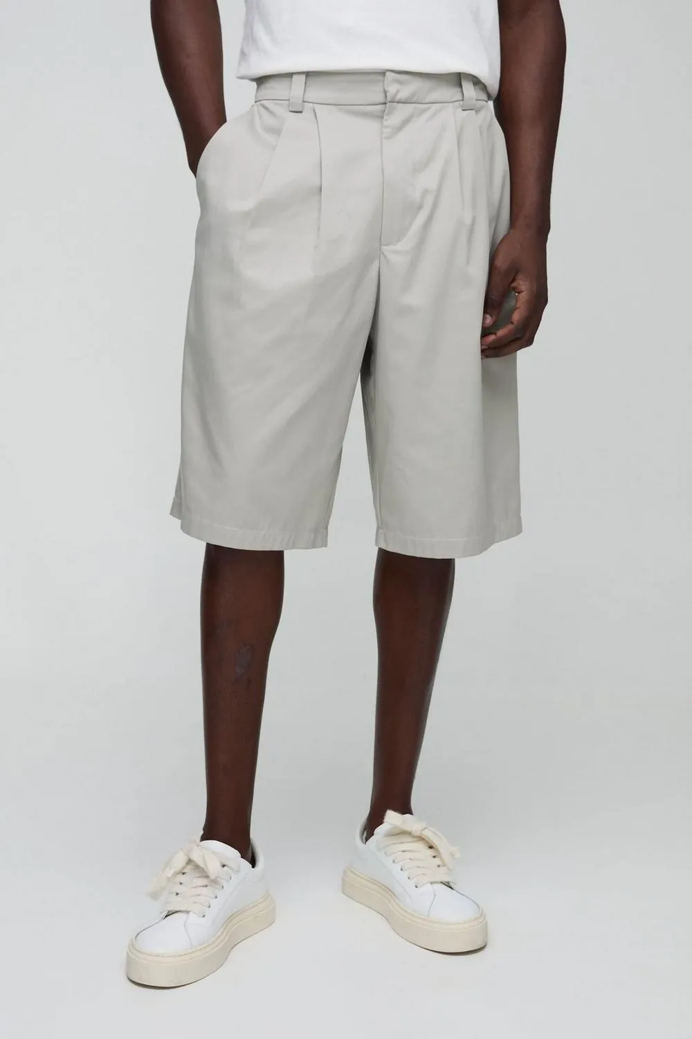 Relaxed Fit Fixed Waistband Pleat Detail Short
