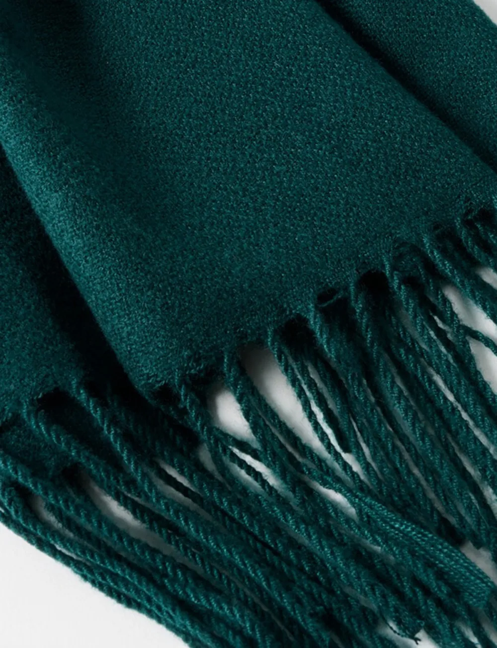 Low-Key Calm And Simple Monochrome Scarf