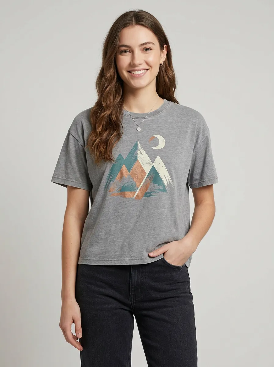 Daily Women's Mountain Moon Graphic Tee