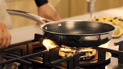 Food cooking on the hybrid nonstick surface