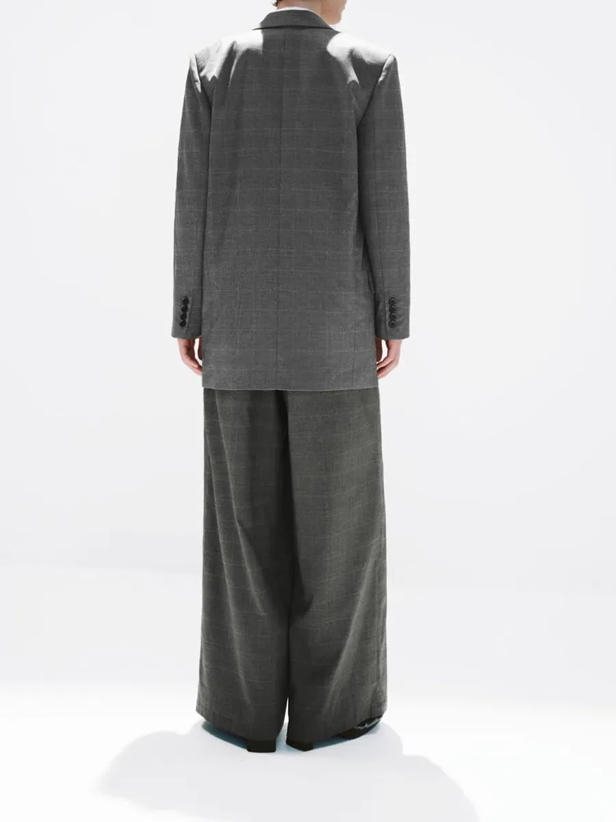 A Long Loose Coat In A Women'S Checked Suit For Commuting