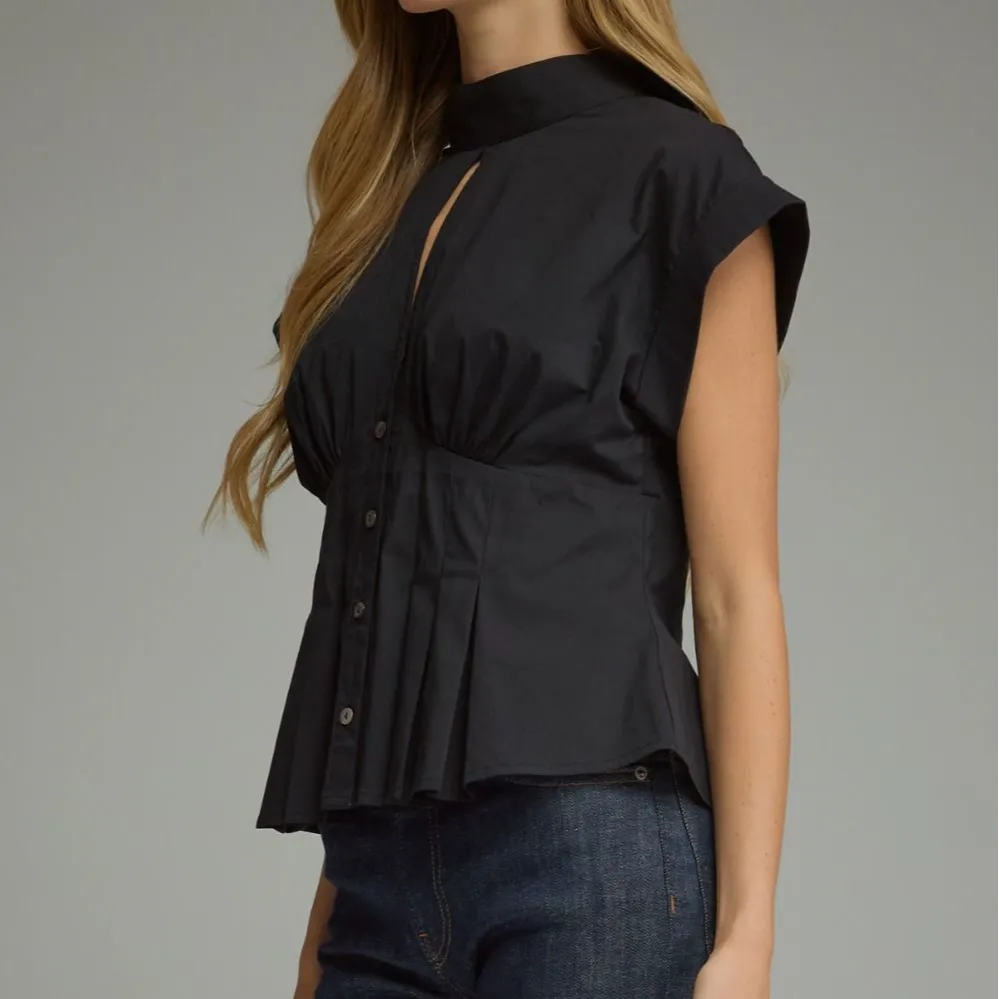 Keyhole Detail Top