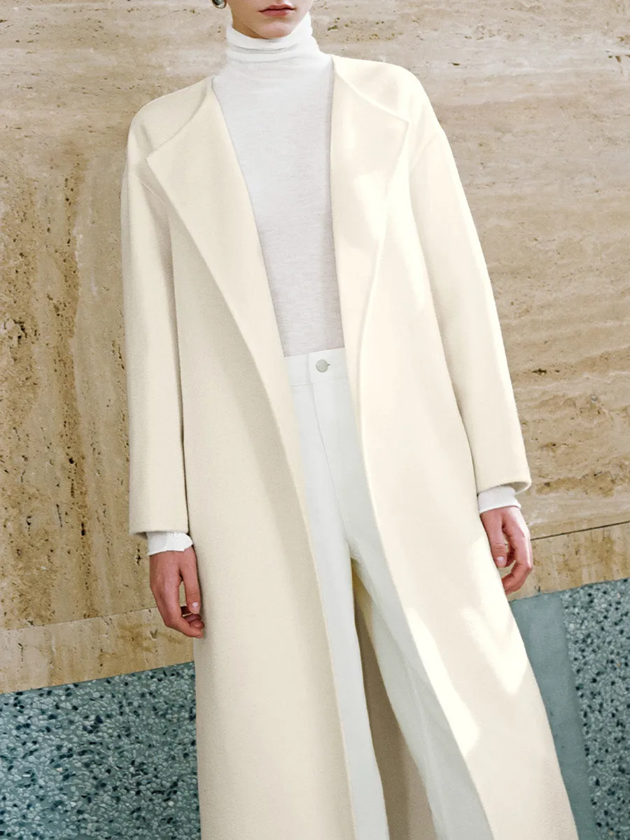 A Long White Elegant Trench Coat With A Large Lapel For Ladies