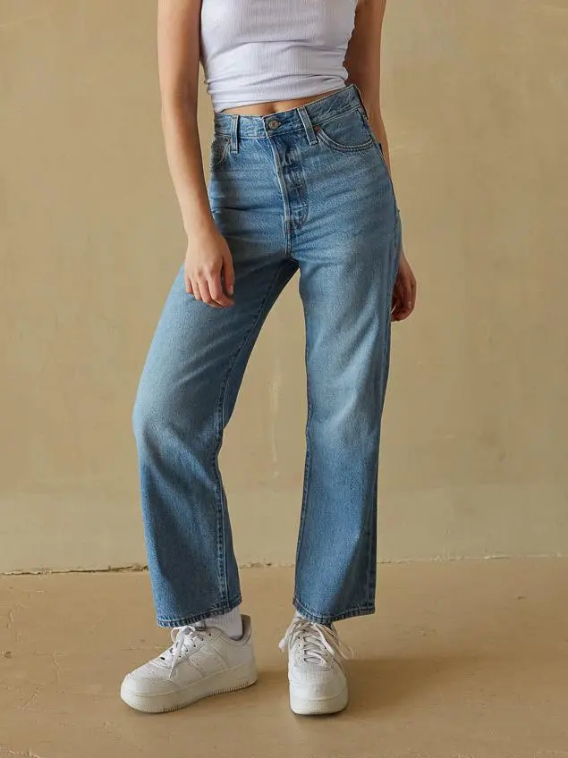Straight Ankle Jeans In The Middle