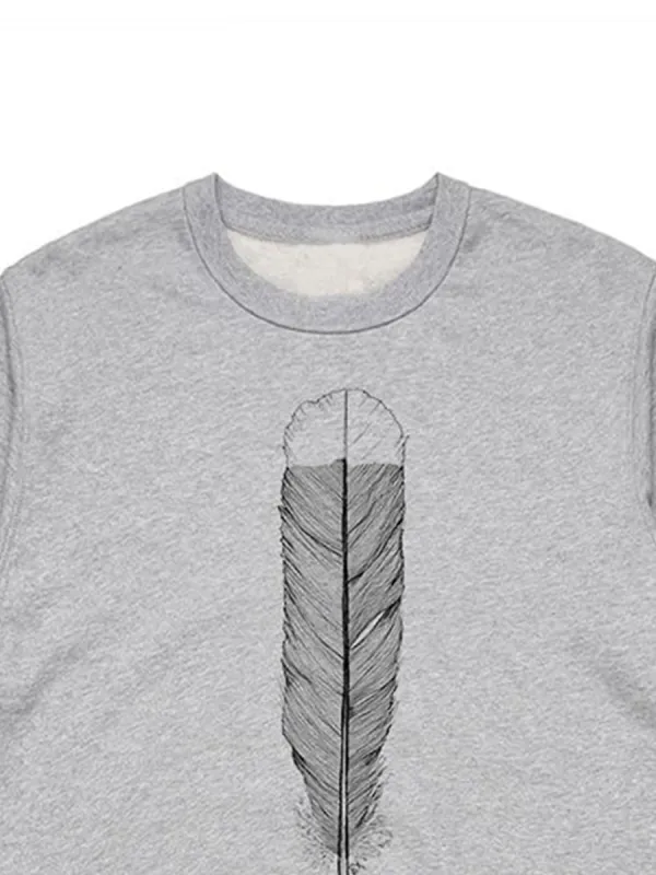 A versatile sports shirt with simple animal feather patterns