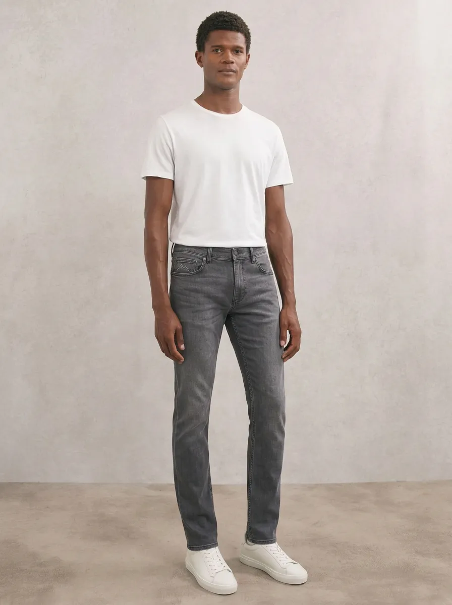 Men's Modern Comfort Mountain Logo Stretch Denim Jeans