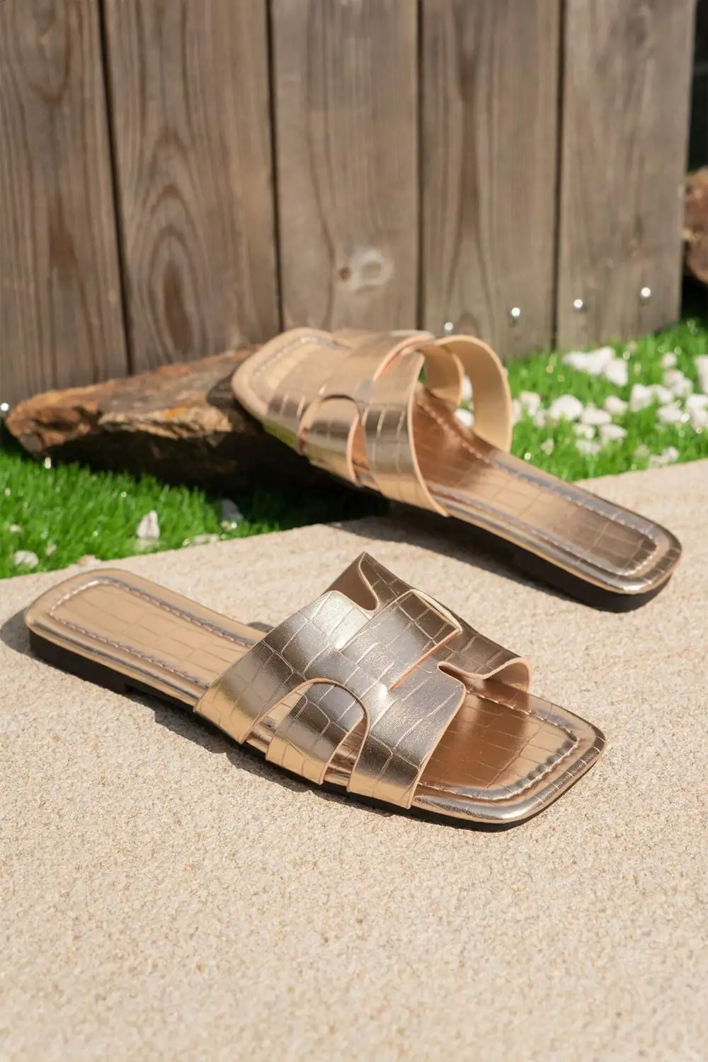 Crocodile Pattern Flat Sandals