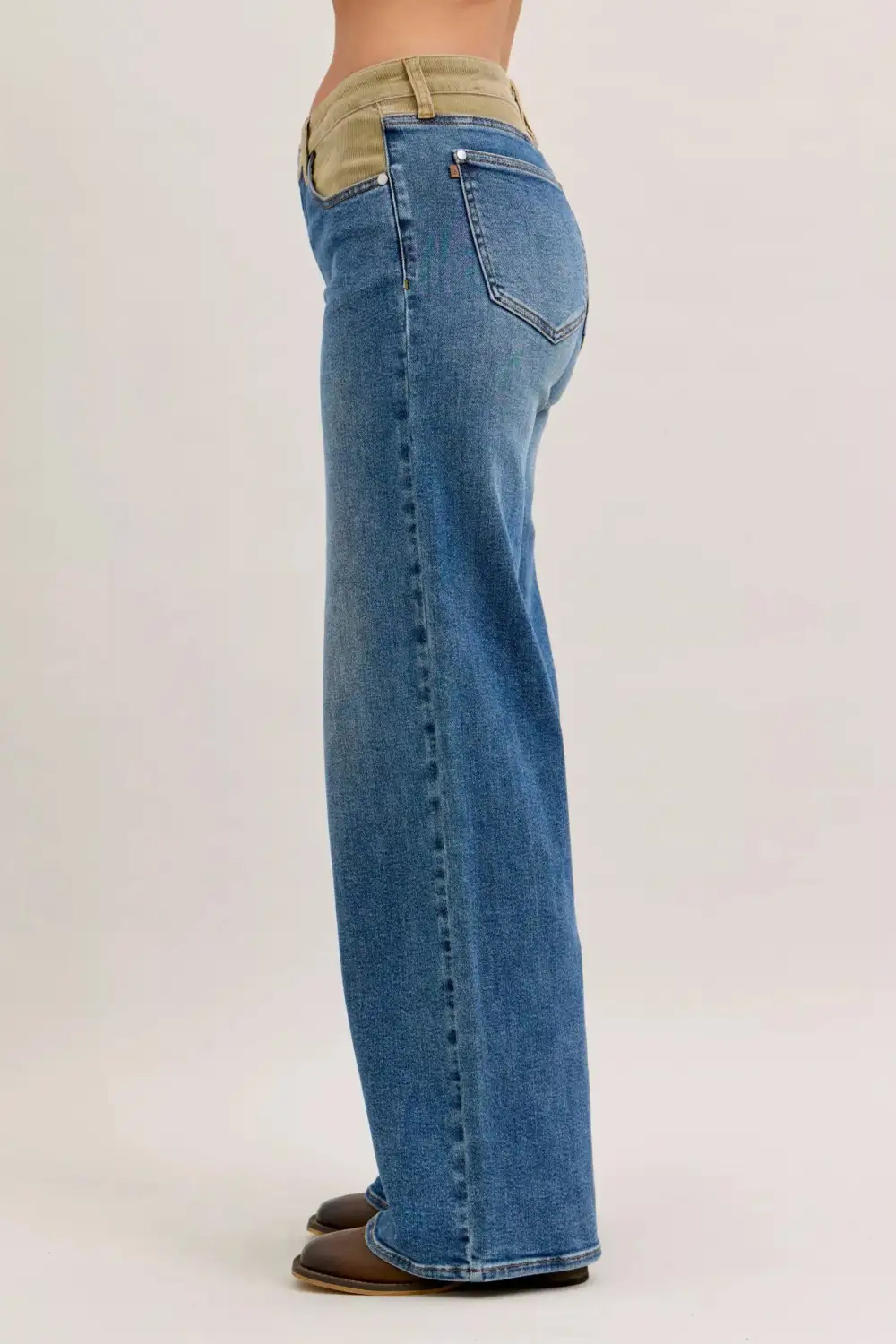 Soft Washed Pocketed Stretch Straight Leg Jeans