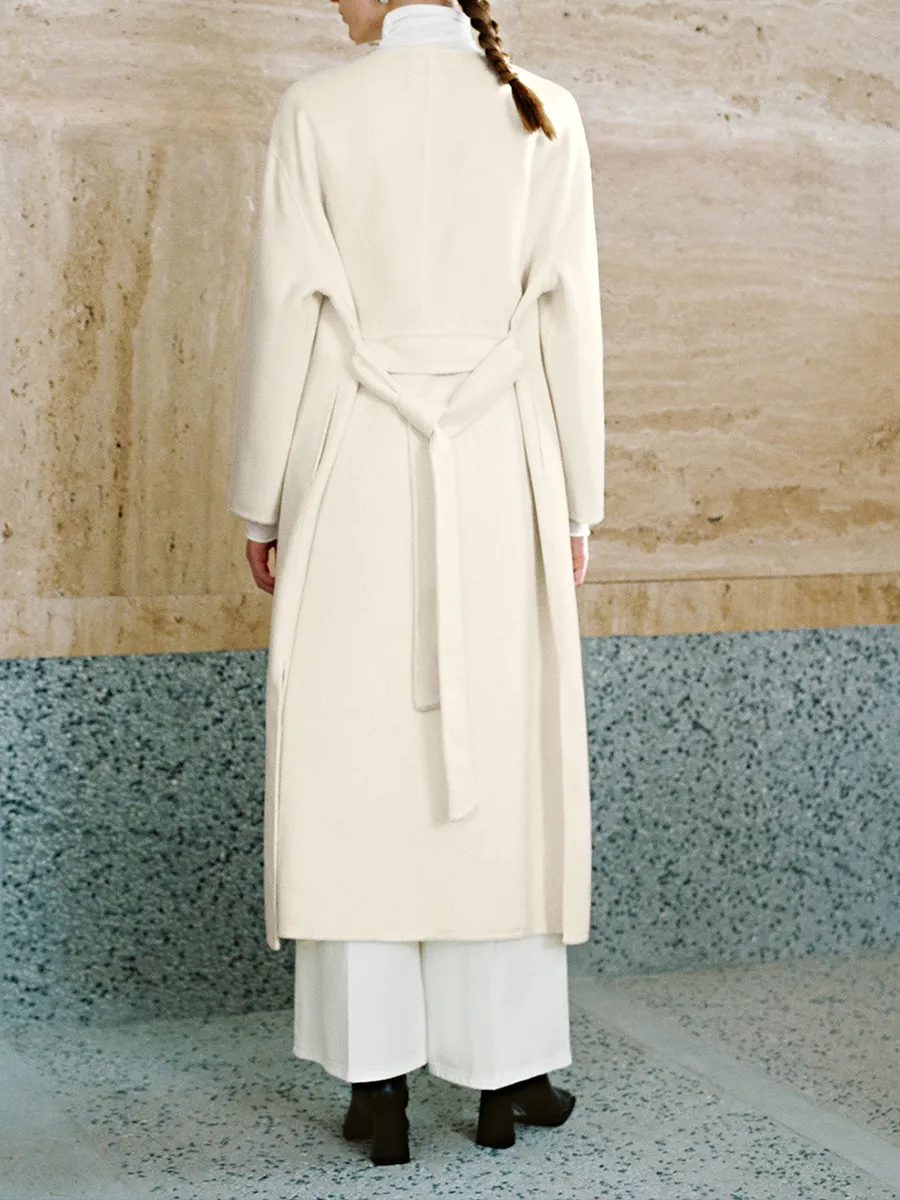 A Long White Elegant Trench Coat With A Large Lapel For Ladies