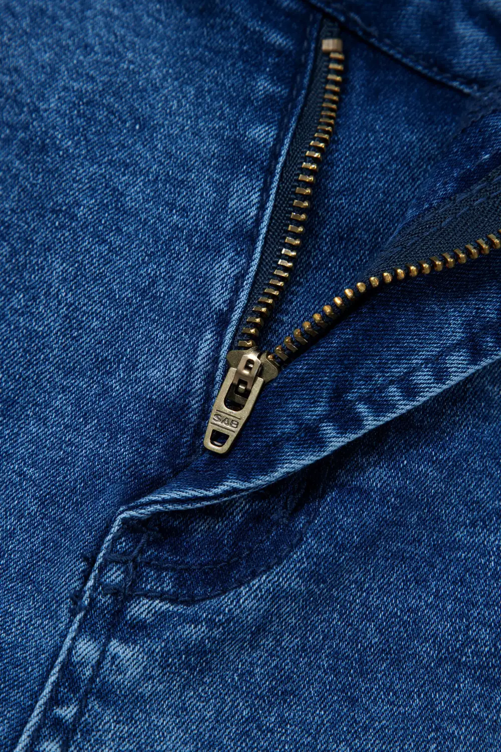Frayed Cropped Straight Jeans