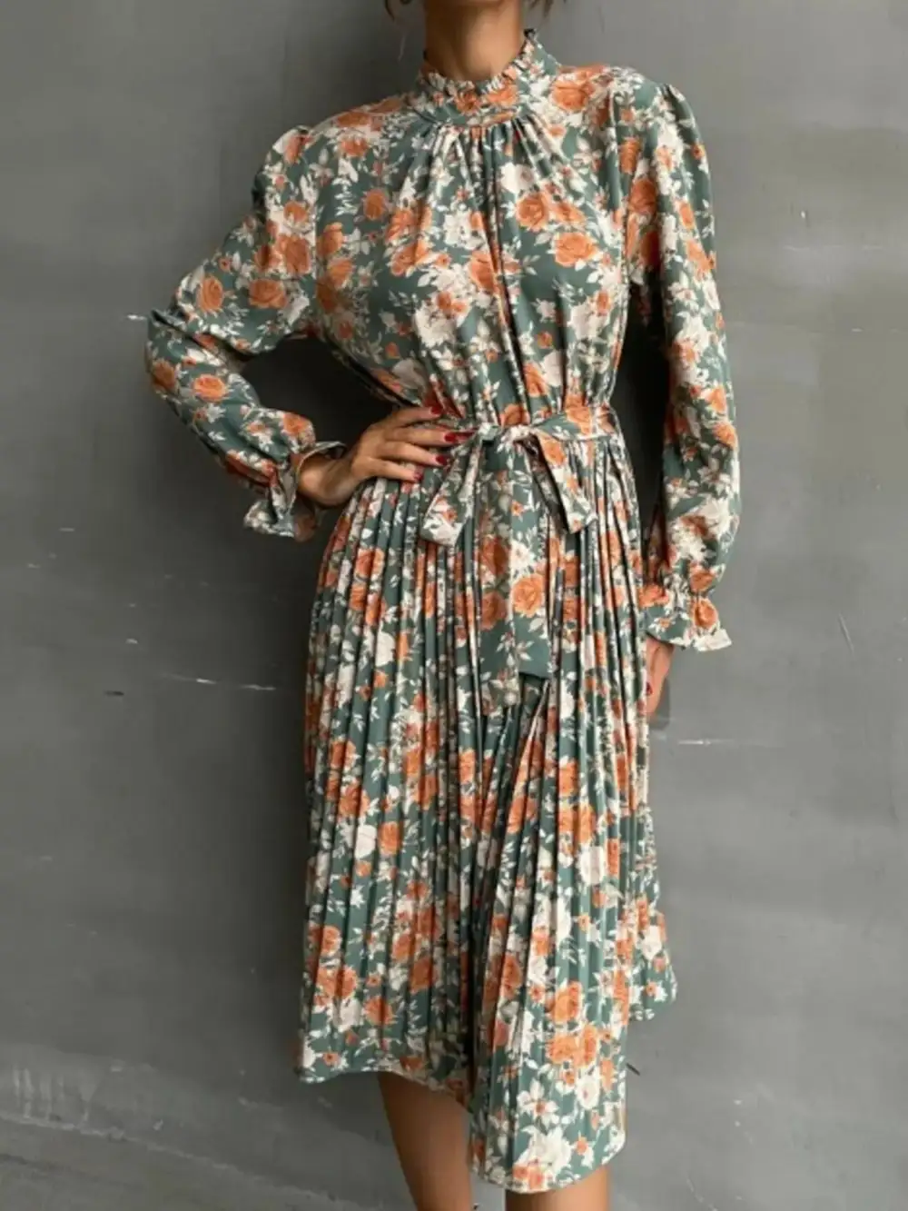 Gathered Detail Floral Printed Pleated Midi Dress