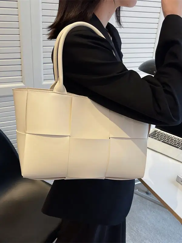 Versatile Woven Vintage Shoulder Bag