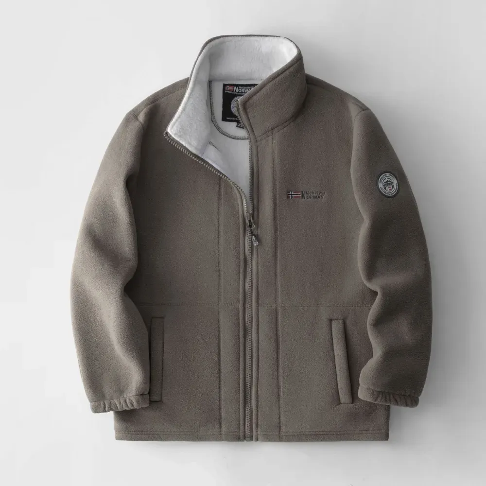 Aus 100 % Merinowolle gefertigt, ist sie weich auf der Haut, schnüffelt nicht und hält jahrzehntelang. Bedingungslose Geld-zurück-Garantie! Schluss mit dicker Kleidung! Diese Jacke ist wärmer als jede Daunenjacke!
