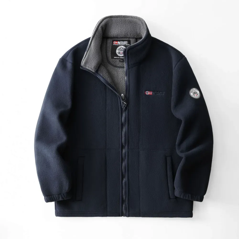 Aus 100 % Merinowolle gefertigt, ist sie weich auf der Haut, schnüffelt nicht und hält jahrzehntelang. Bedingungslose Geld-zurück-Garantie! Schluss mit dicker Kleidung! Diese Jacke ist wärmer als jede Daunenjacke!