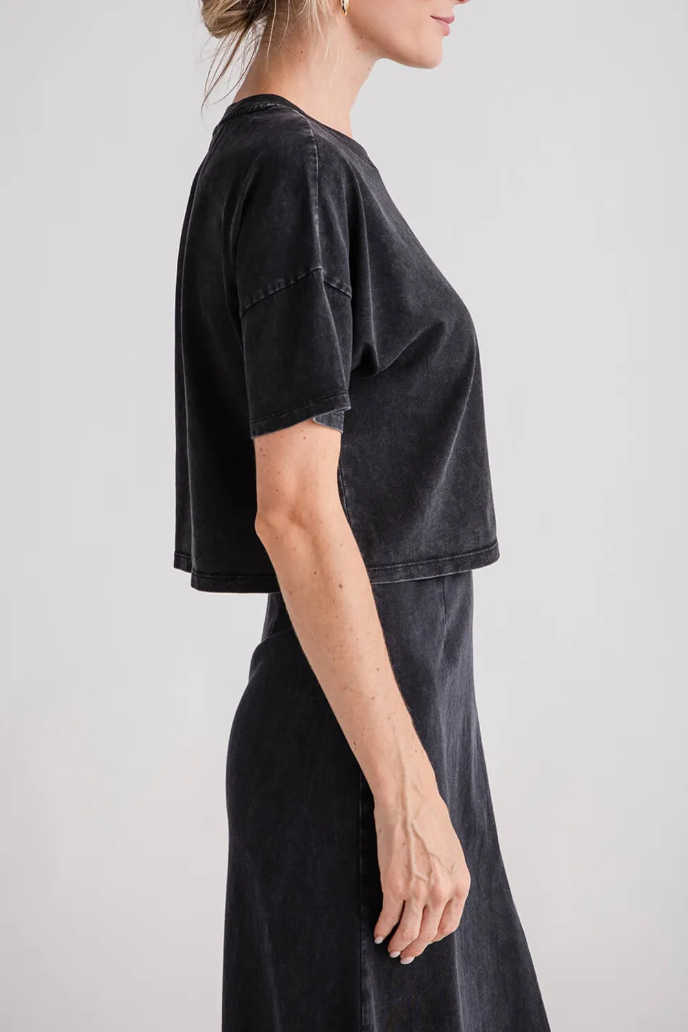 Crew Neck Cropped Tee - black