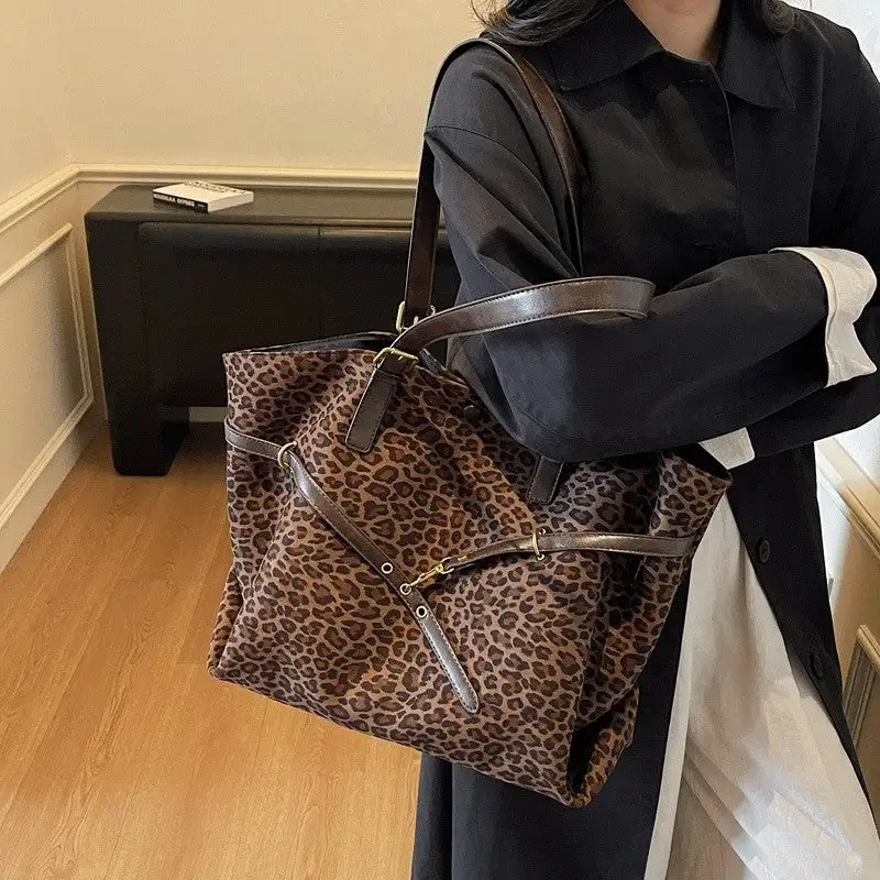 Roomy Retro Shoulder Bag with Pendant