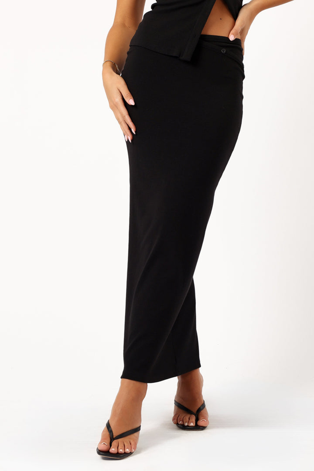 BLACK FIGURE-ENHANCING LONG SKIRT