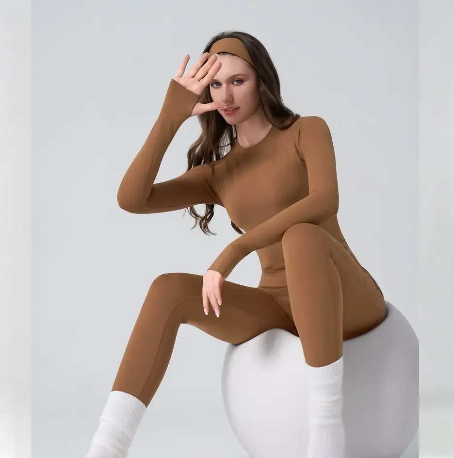 Two-piece set: athletic top with thumbhole and leggings