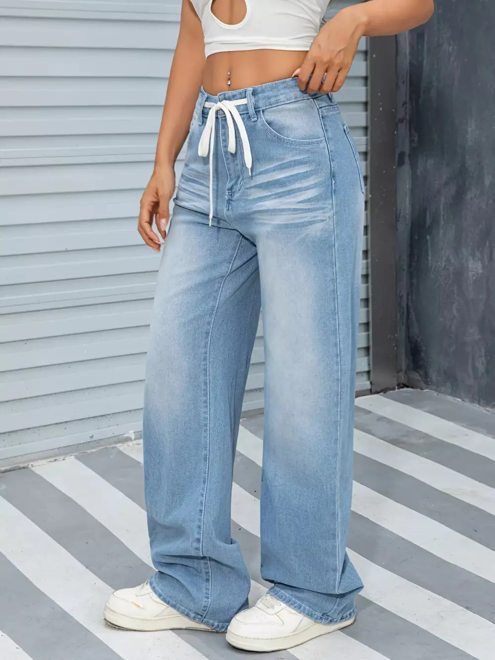 Pocketed Wide Leg Washed Denim Jeans