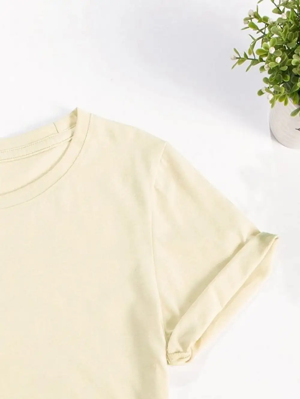 Tailored Round-Neck Short-Sleeve Graphic T-Shirt