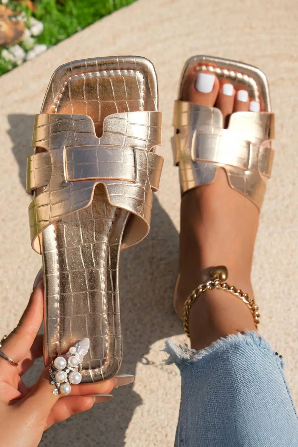 Crocodile Pattern Flat Sandals