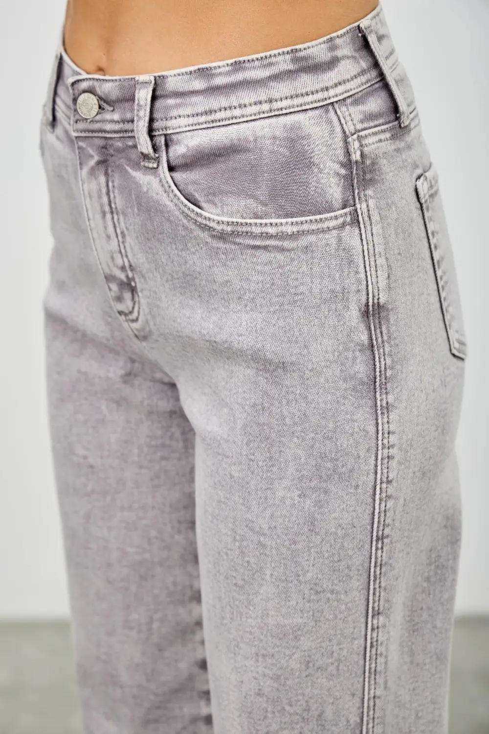 Relaxed High-Rise Slim-Fit Pocketed Stretch Wide Straight Jeans