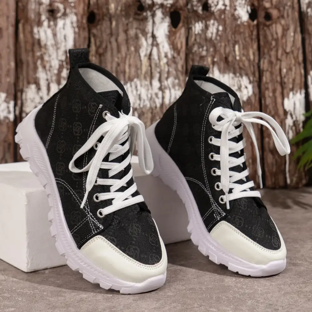 Relaxed Lace-Up Round Toe Sneakers