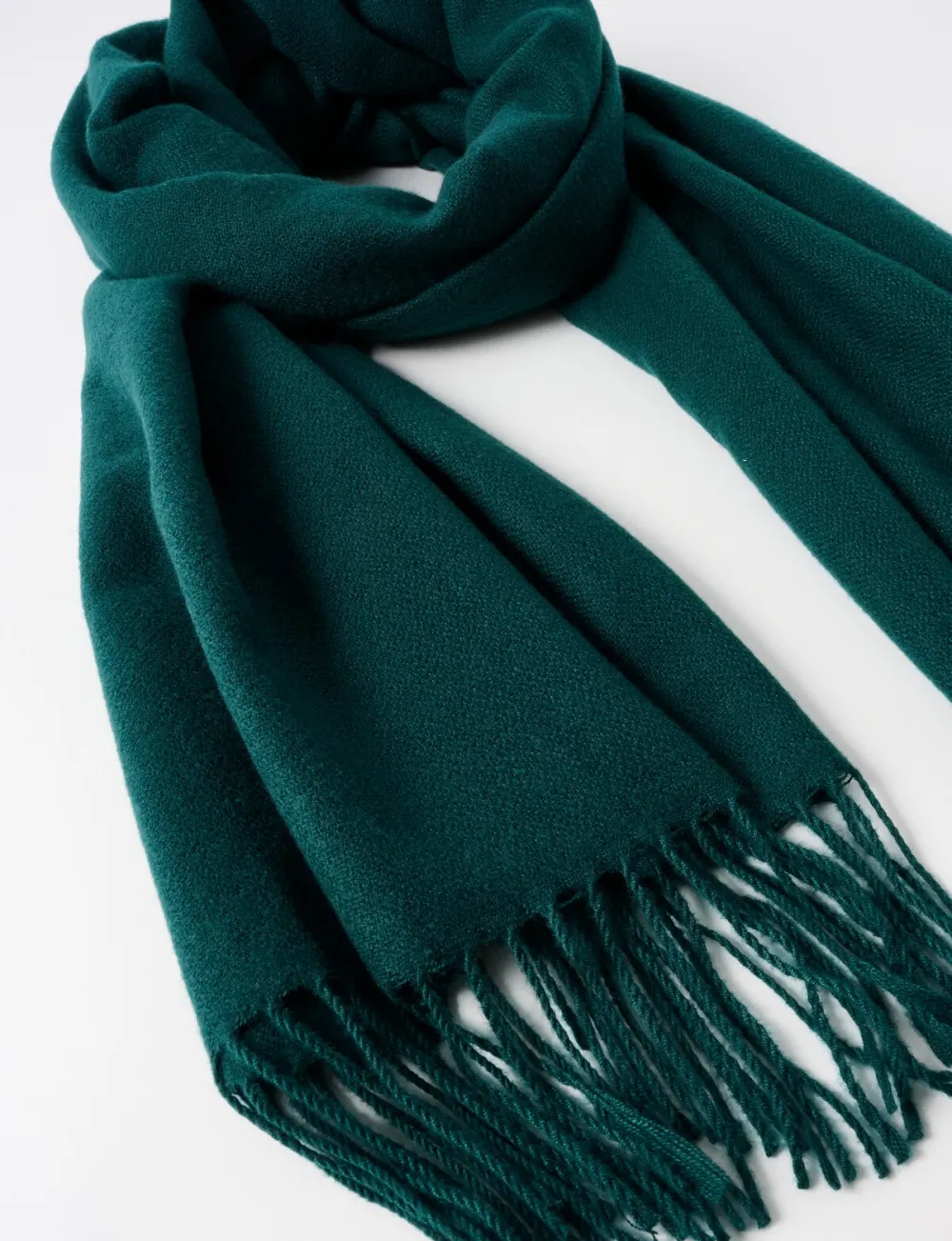 Low-Key Calm And Simple Monochrome Scarf