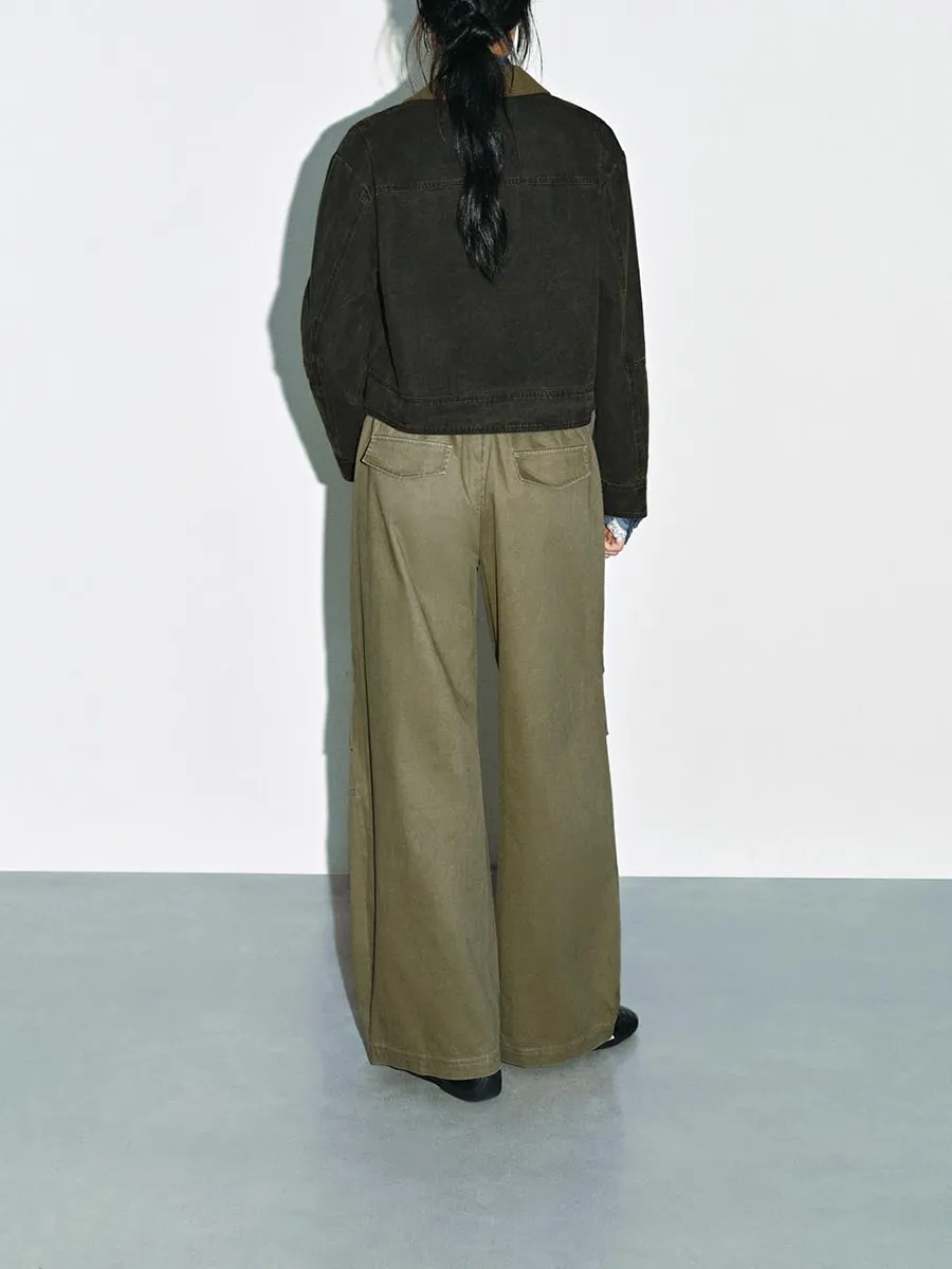 A Casual Jacket With A Dark Green Zipper Lapel For Women