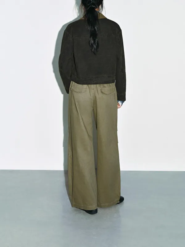 A Casual Jacket With A Dark Green Zipper Lapel For Women