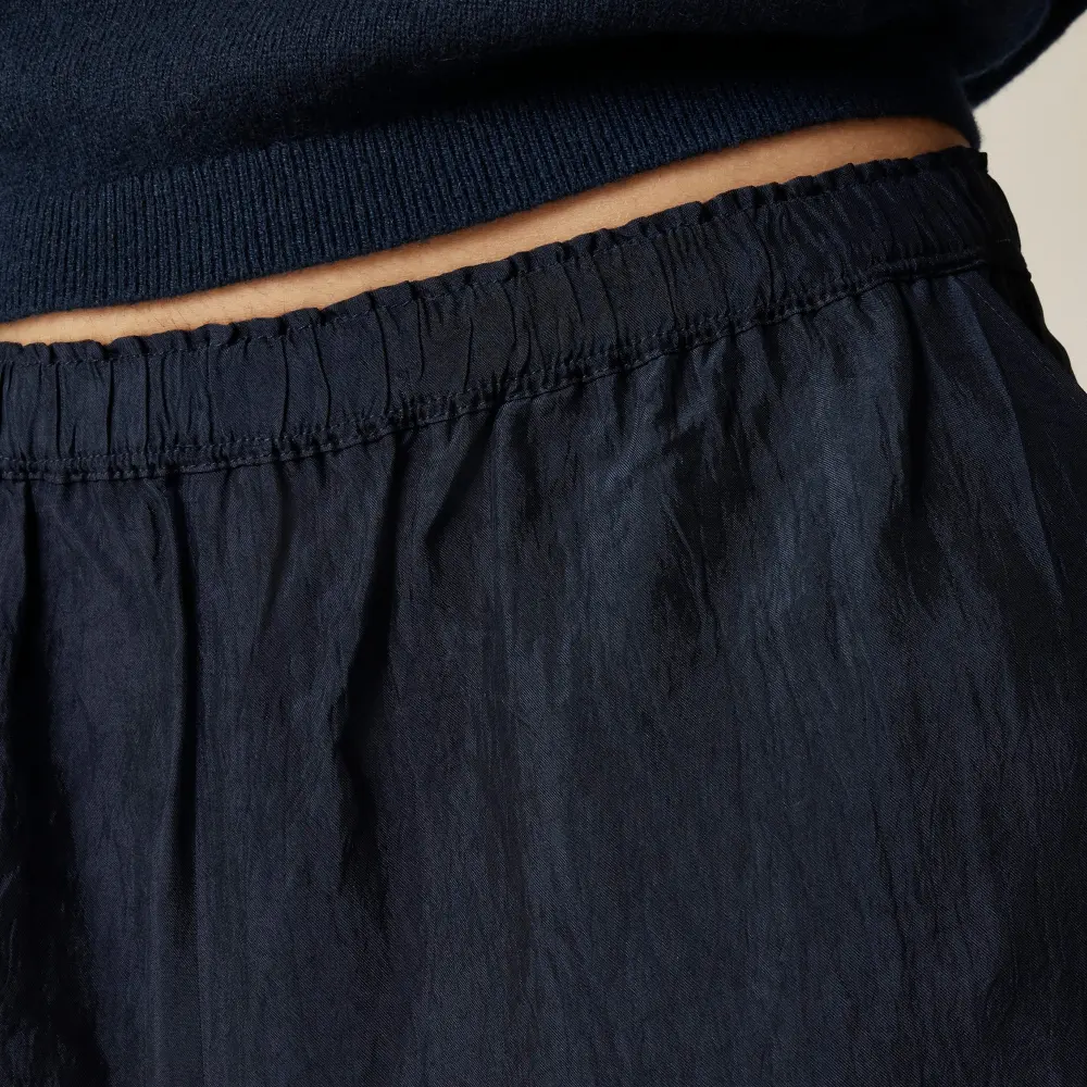 Stratus pant in textured satin