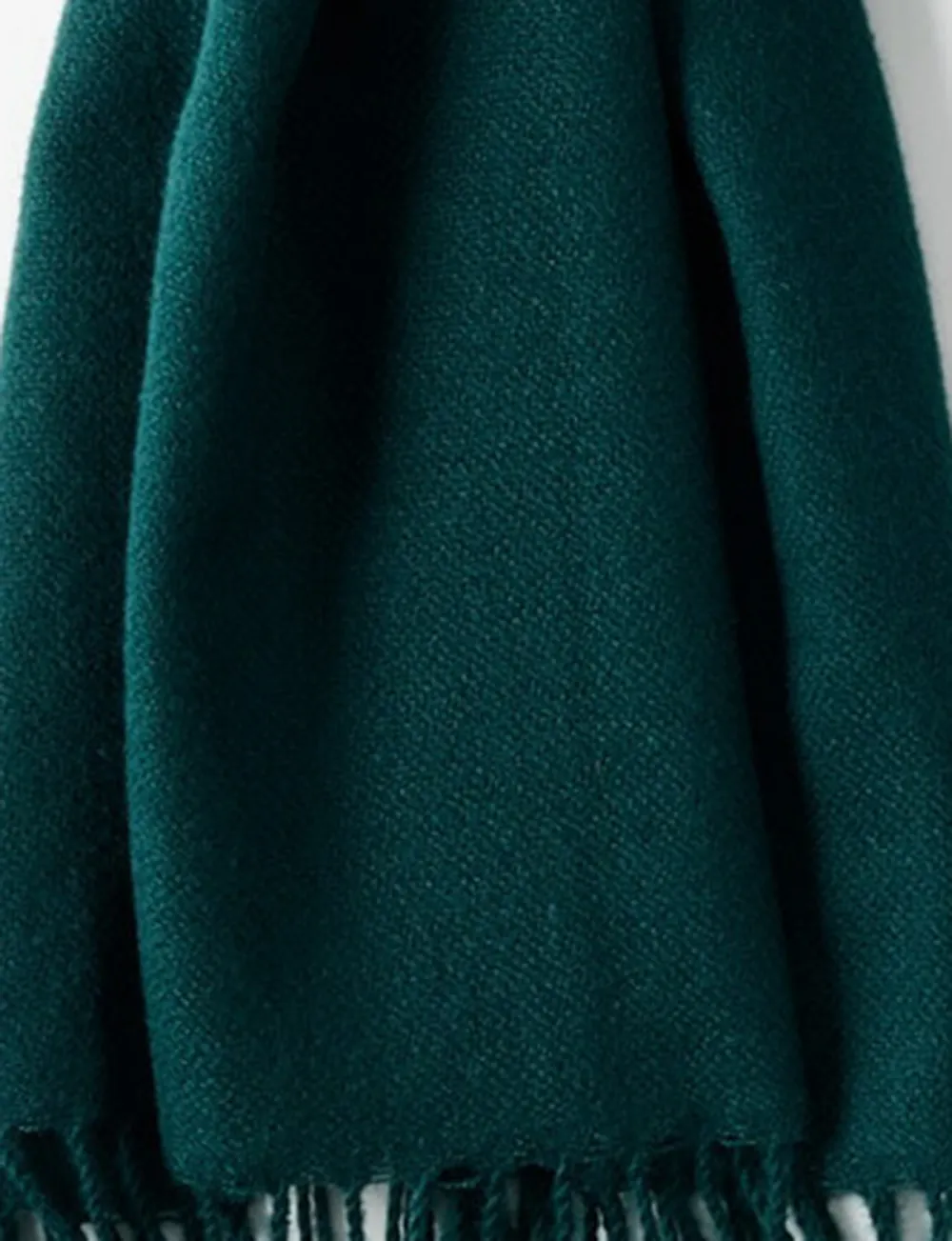 Low-Key Calm And Simple Monochrome Scarf