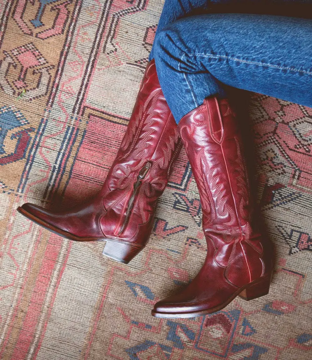 Distressed Streamlined Western Boots