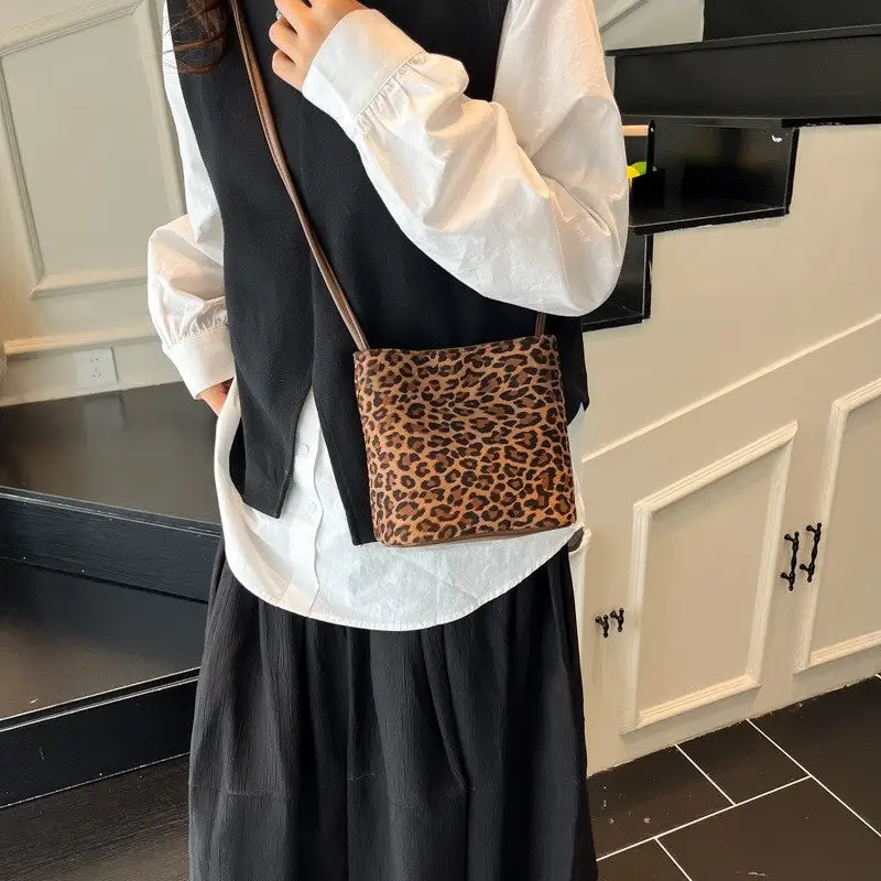 Compact Retro Handbag with Pendant