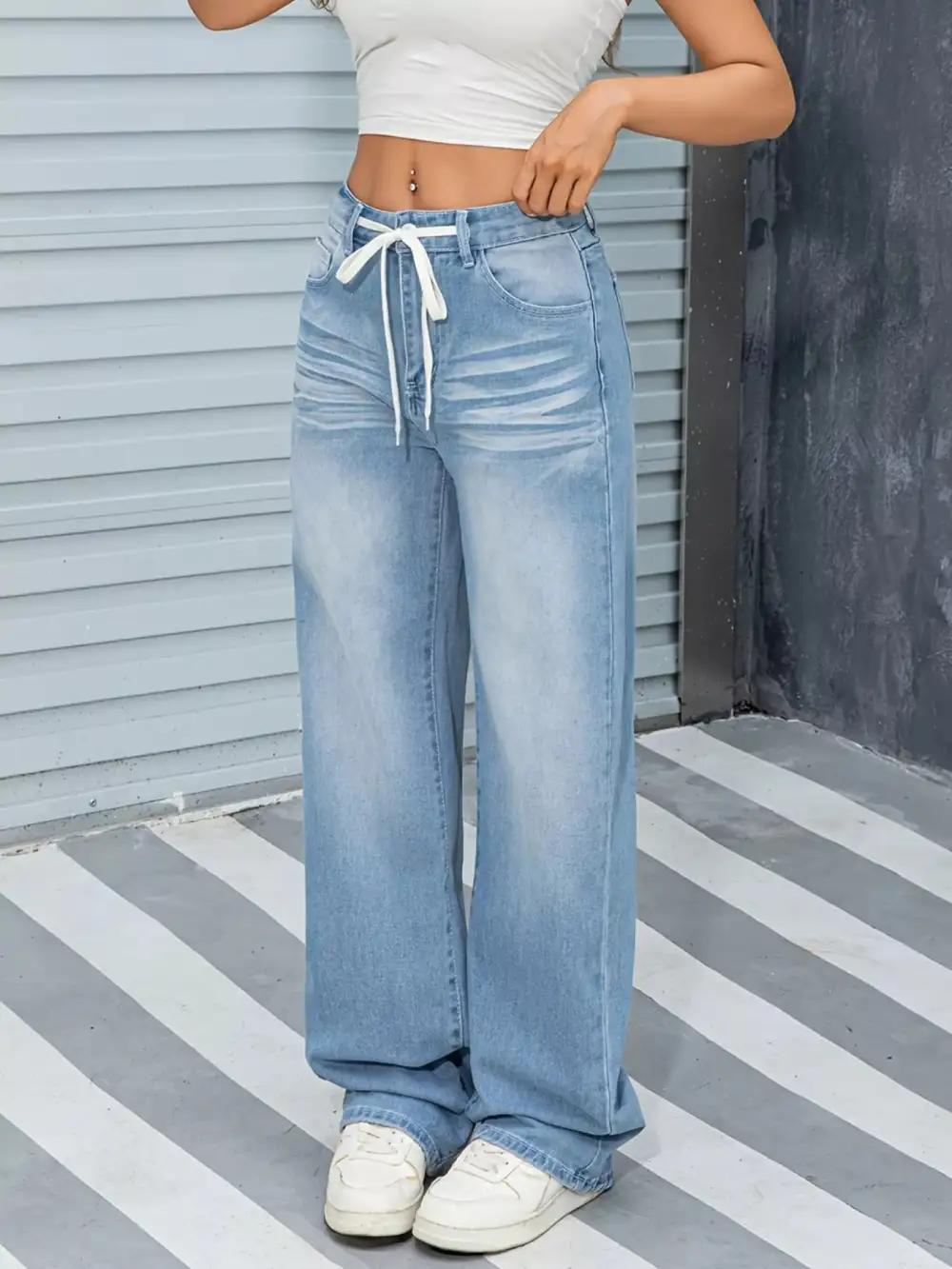 Pocketed Wide Leg Washed Denim Jeans