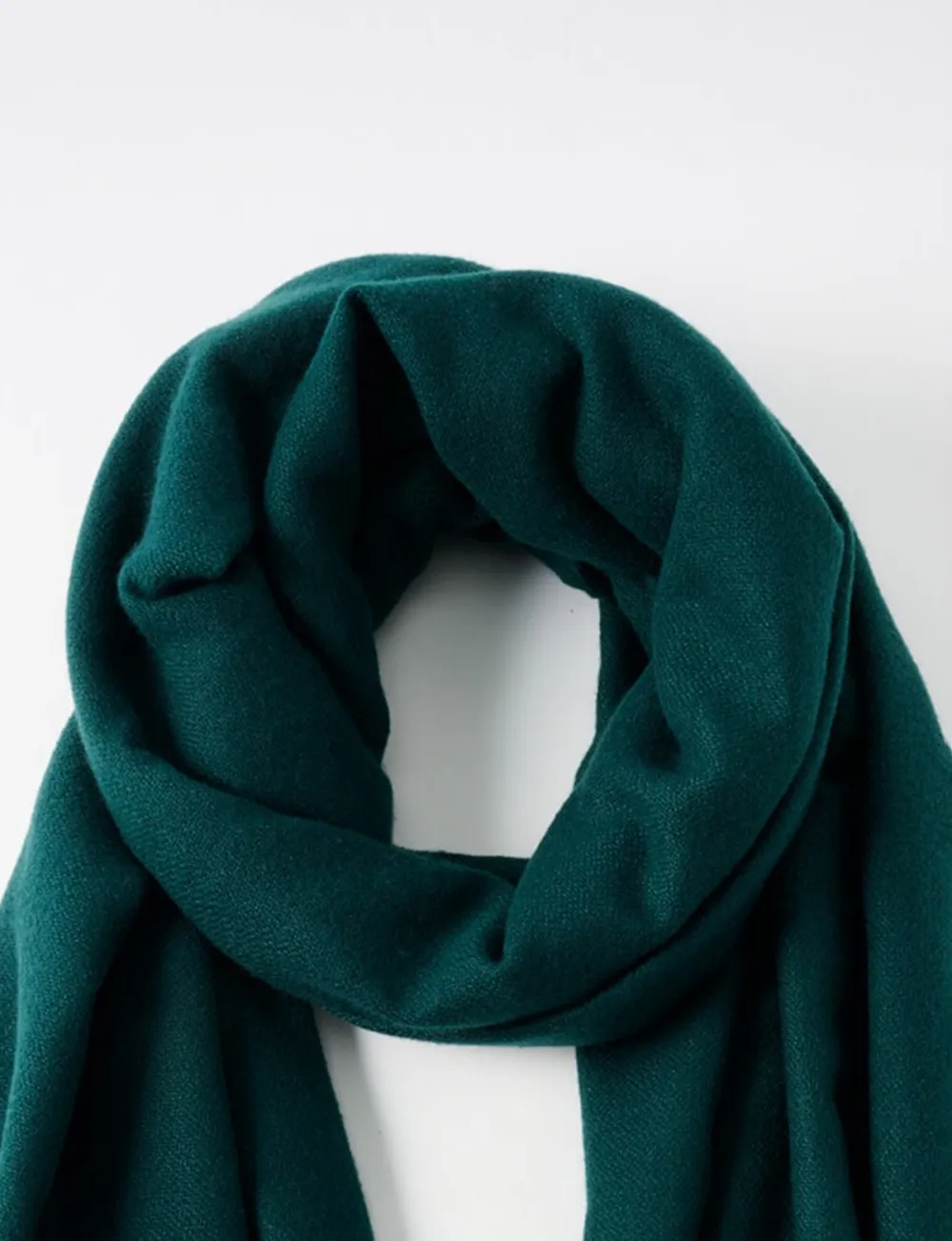 Low-Key Calm And Simple Monochrome Scarf