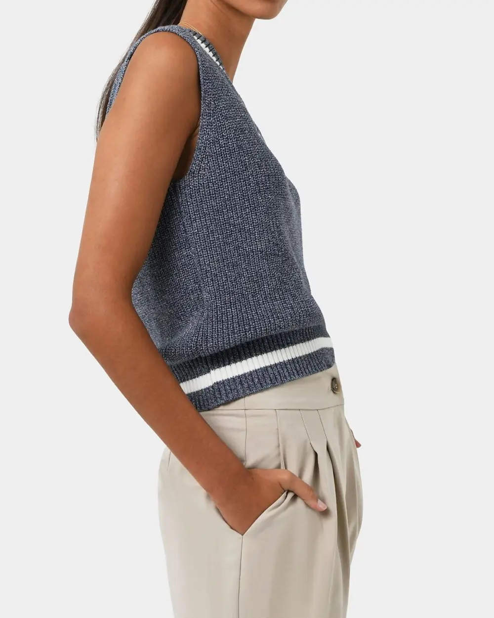 Sleeveless Design V-neck Knit