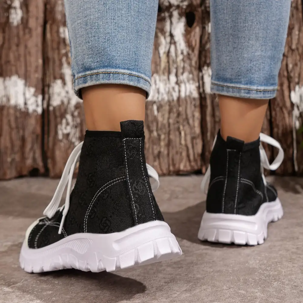 Relaxed Lace-Up Round Toe Sneakers