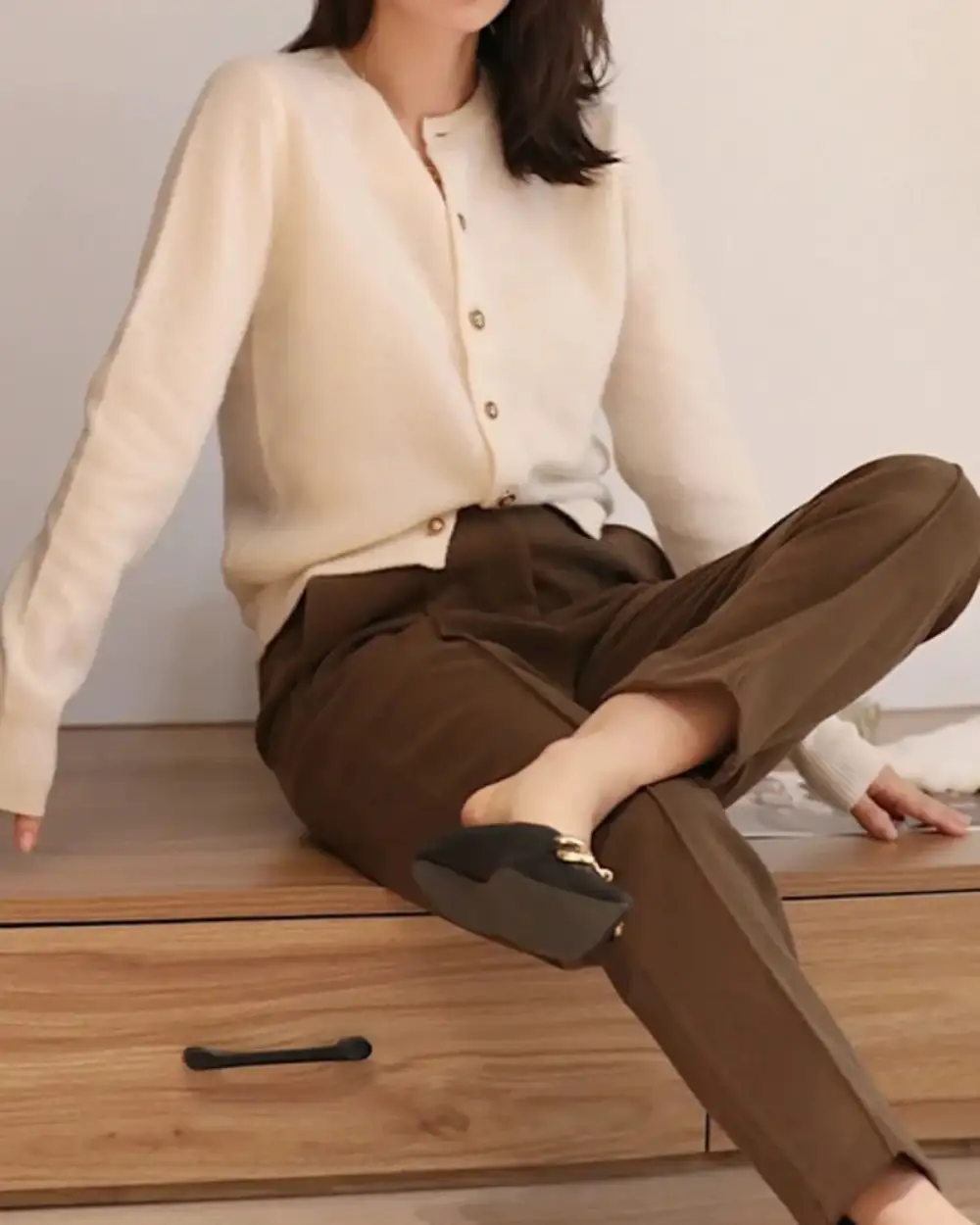 Classic Wool Button-Front Round-Neck Cropped Cardigan