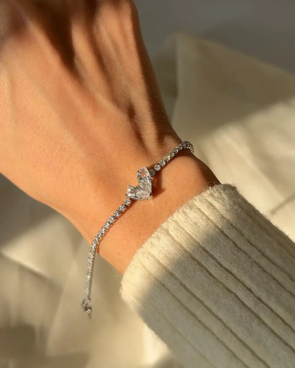 Sleek Rhinestone Heart Fashion Bracelet
