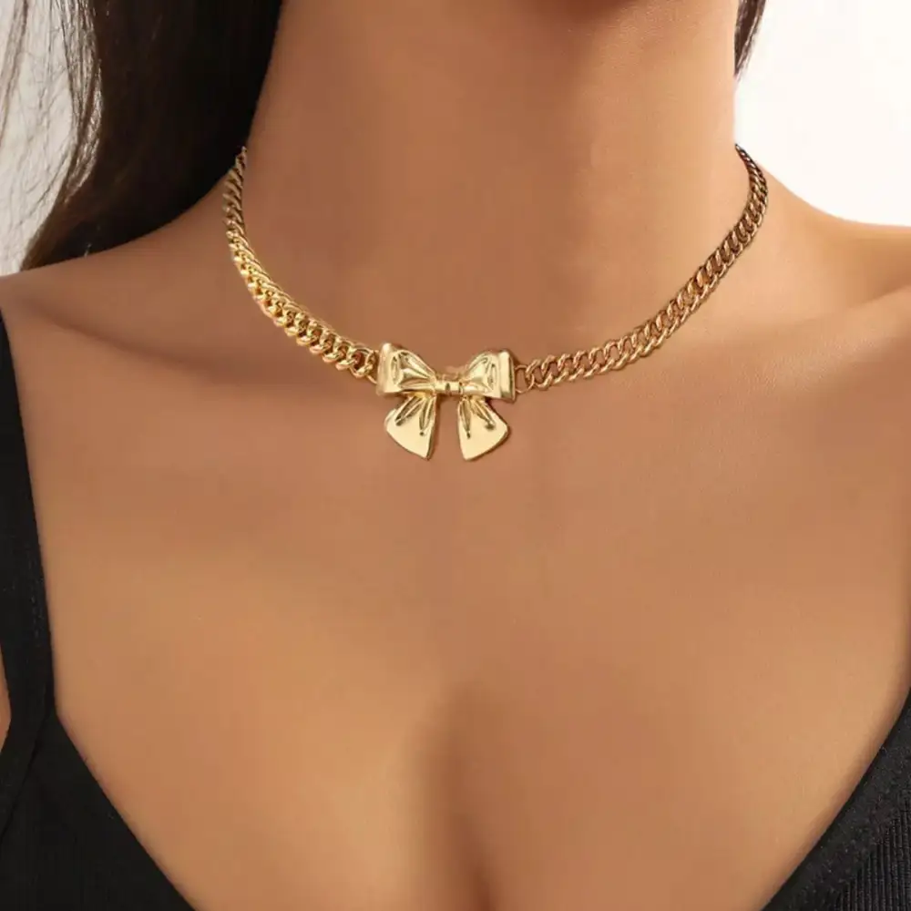 Chain Detail Everyday Pendant Necklace