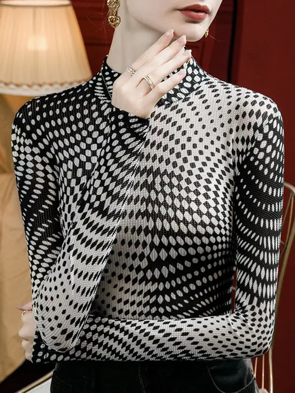 Long Sleeve Curve Fit Contrast Print Mock Neck T-Shirt