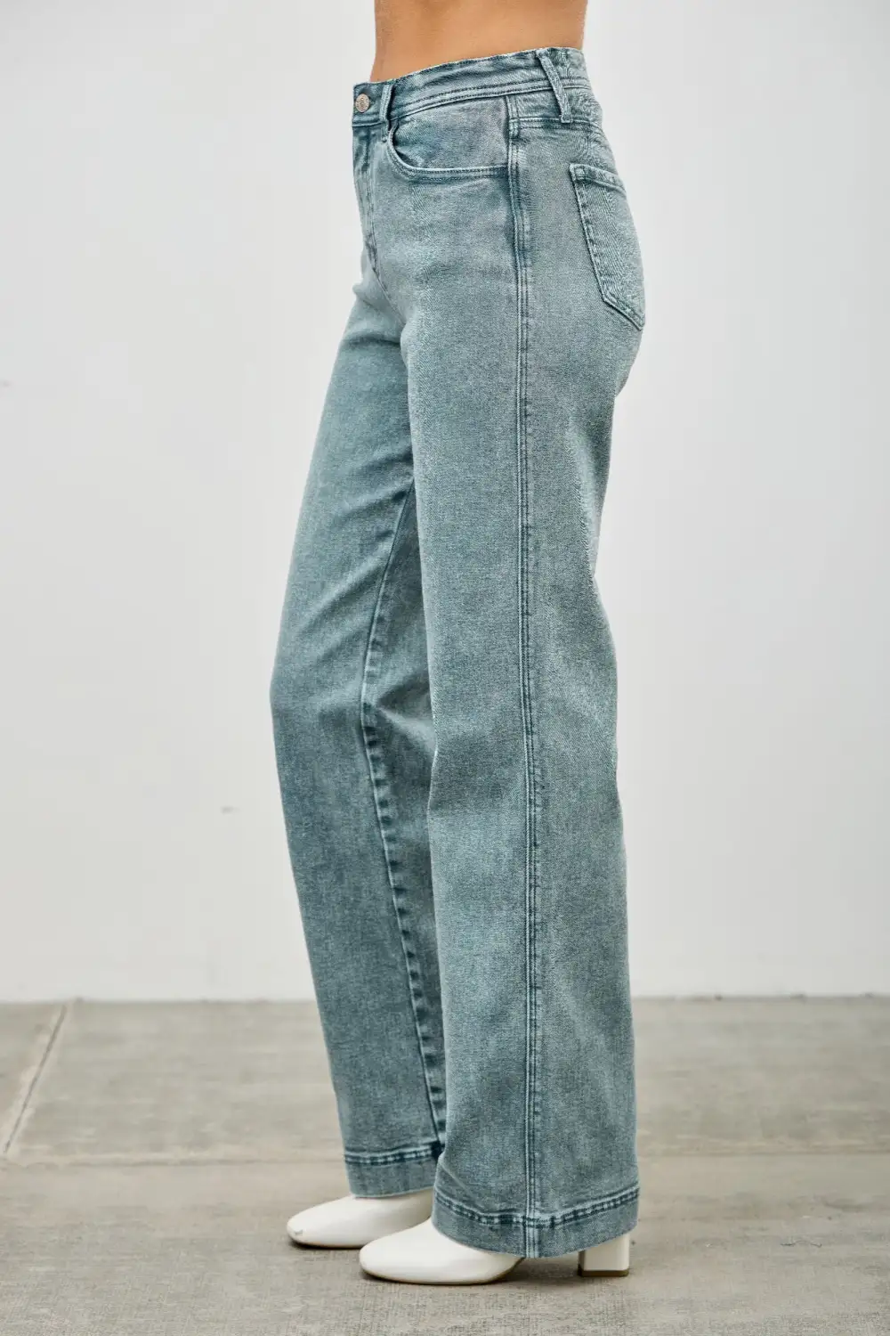 Refined High-Rise Slim-Fit Pocketed Stretch Wide Straight Jeans