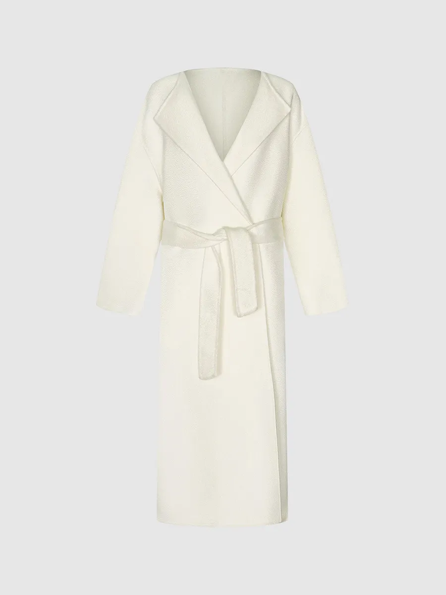 A Long White Elegant Trench Coat With A Large Lapel For Ladies