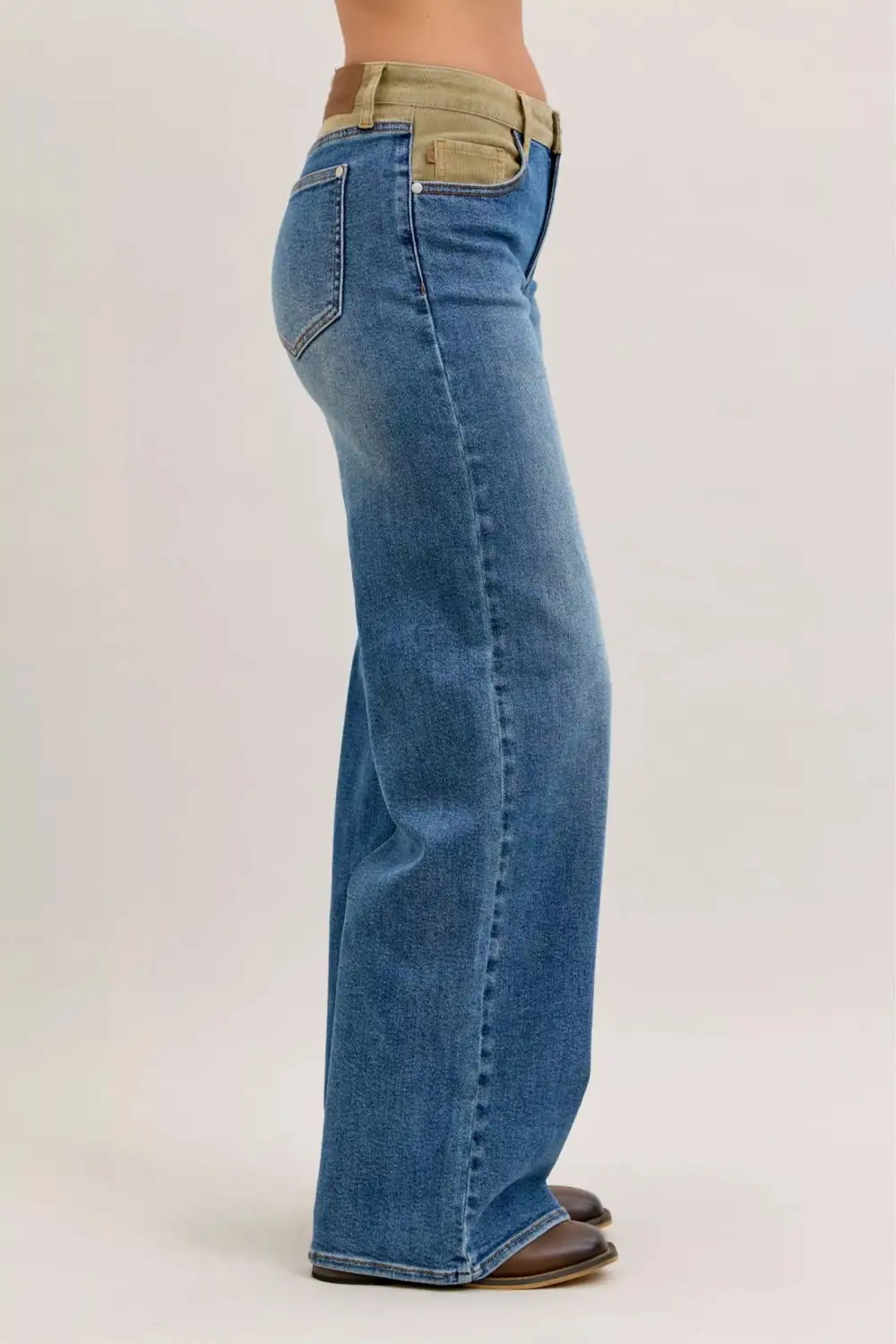 Soft Washed Pocketed Stretch Straight Leg Jeans