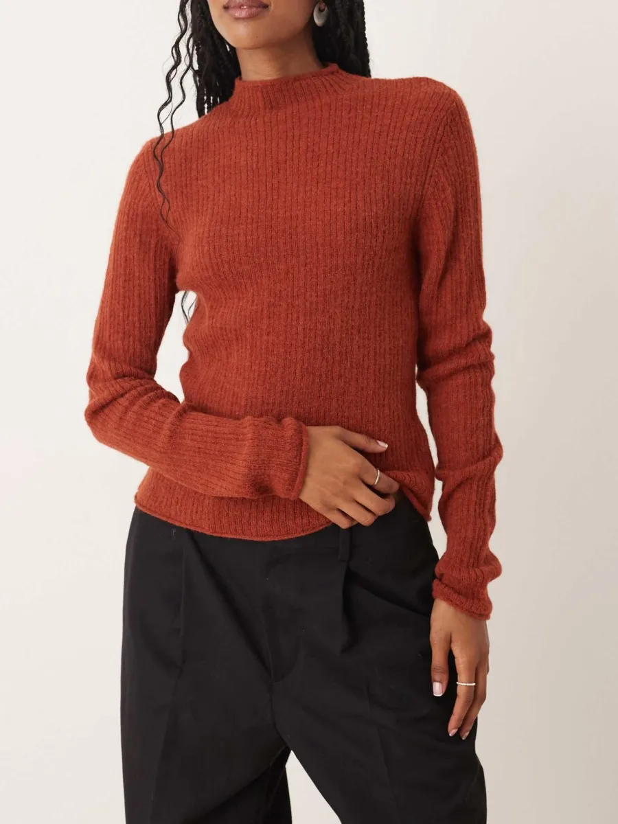 Chic Fitted Ribbed Sweater