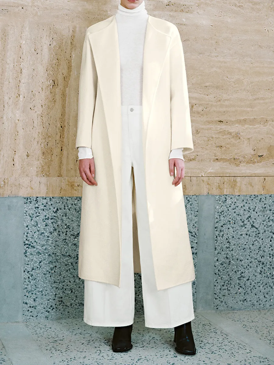 A Long White Elegant Trench Coat With A Large Lapel For Ladies