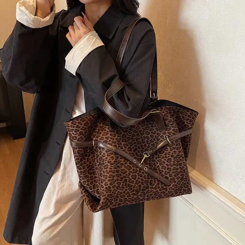 Roomy Retro Shoulder Bag with Pendant