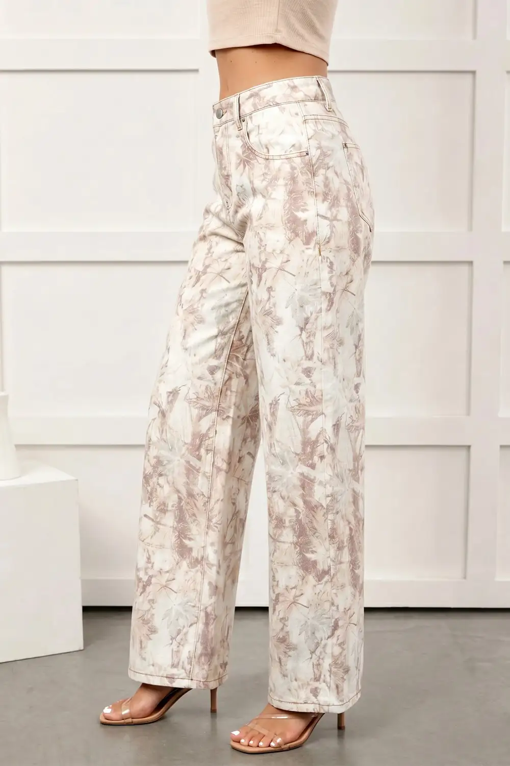 Wide-Leg Relaxed Pocketed Studded Straight Leg Jeans